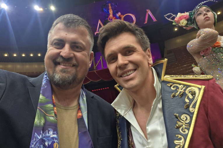 Srbin u žiriju jednog od najvećih cirkuskih festivala na svetu: Boško Kozarski uručio nagradu zajedno sa Stivenom Sigalom (FOTO/VIDEO)