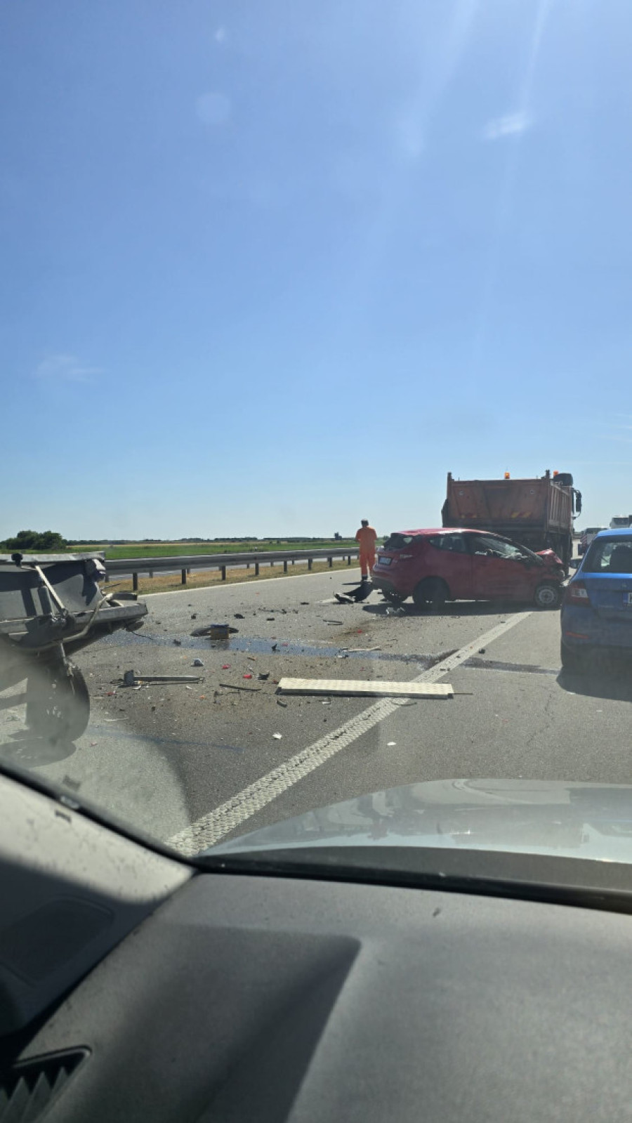 Sudar na auto-putu kod Kovilja! Dva automobila se zakucala u kamion! (FOTO)