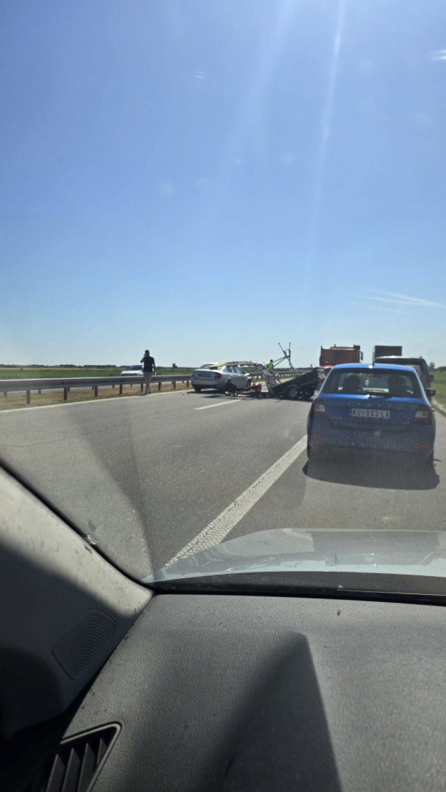 Sudar na auto-putu kod Kovilja! Dva automobila se zakucala u kamion! (FOTO)