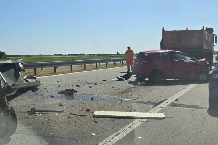 Sudar na auto-putu kod Kovilja! Dva automobila se zakucala u kamion!