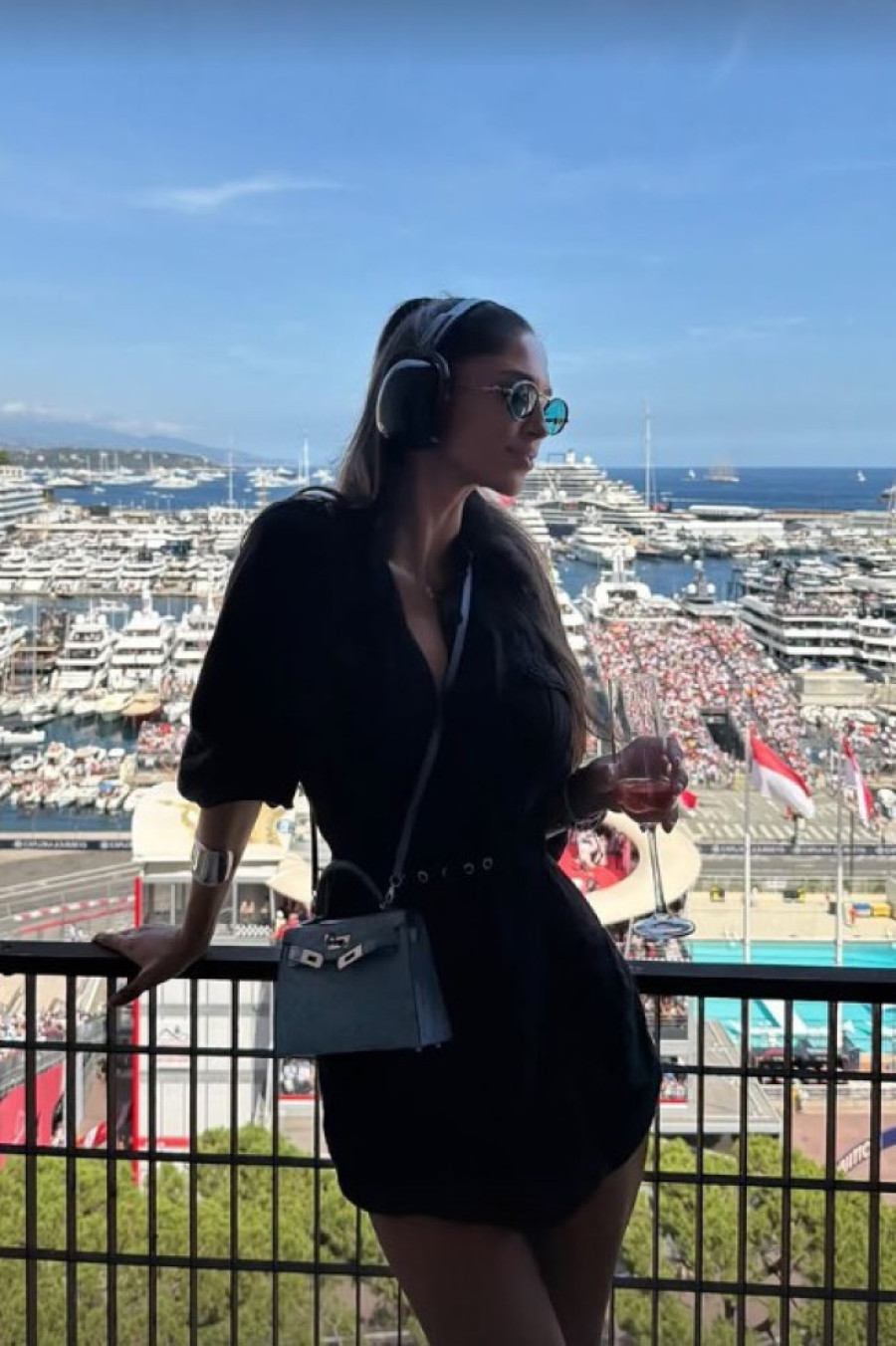 Kim Kardašijan i Đina Džinović na Formuli 1: Pevačeva ćerka uz šampanjac pratila trku (FOTO)