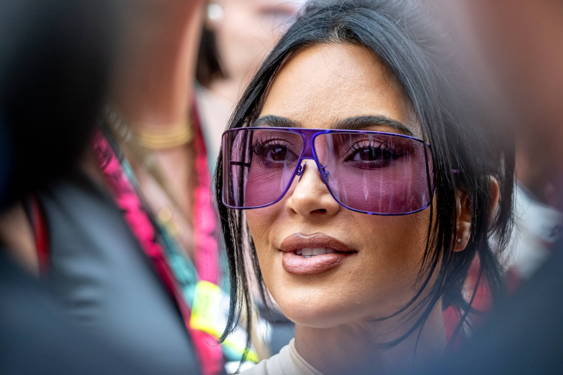 Kim Kardašijan i Đina Džinović na Formuli 1: Pevačeva ćerka uz šampanjac pratila trku (FOTO)
