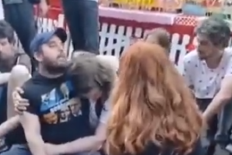 Novi performans očaja: Blokaderi se blamirali nasred Knez Mihailove (VIDEO)