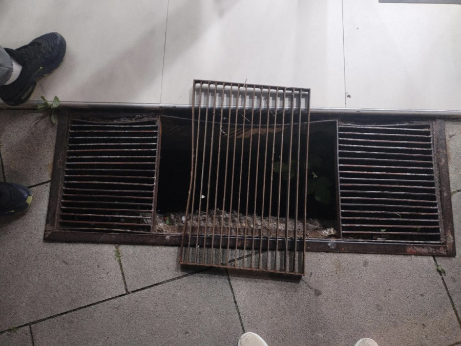 Umalo tragedija u centru Čačka: Vesna upala u otvorenu šahtu na Gradskom trgu! (FOTO)