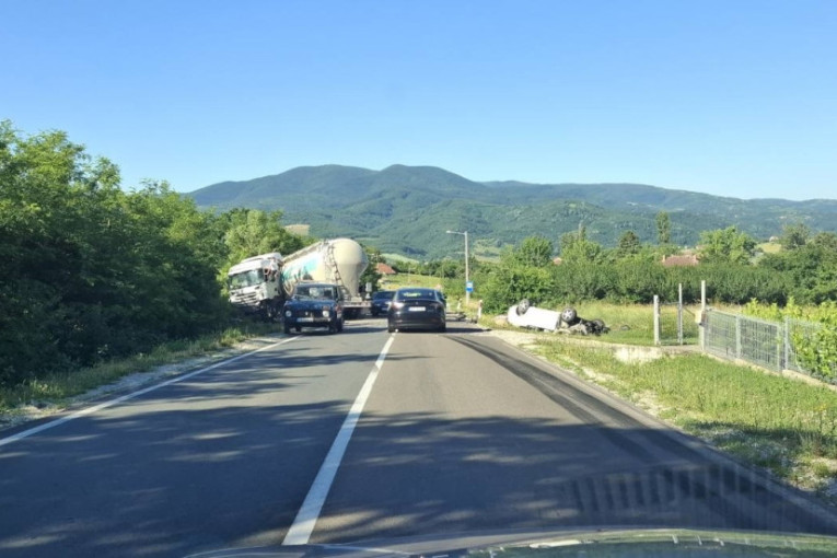 Teška nezgoda kod Topole! Automobil završio na krovu nakon sudara sa cisternom