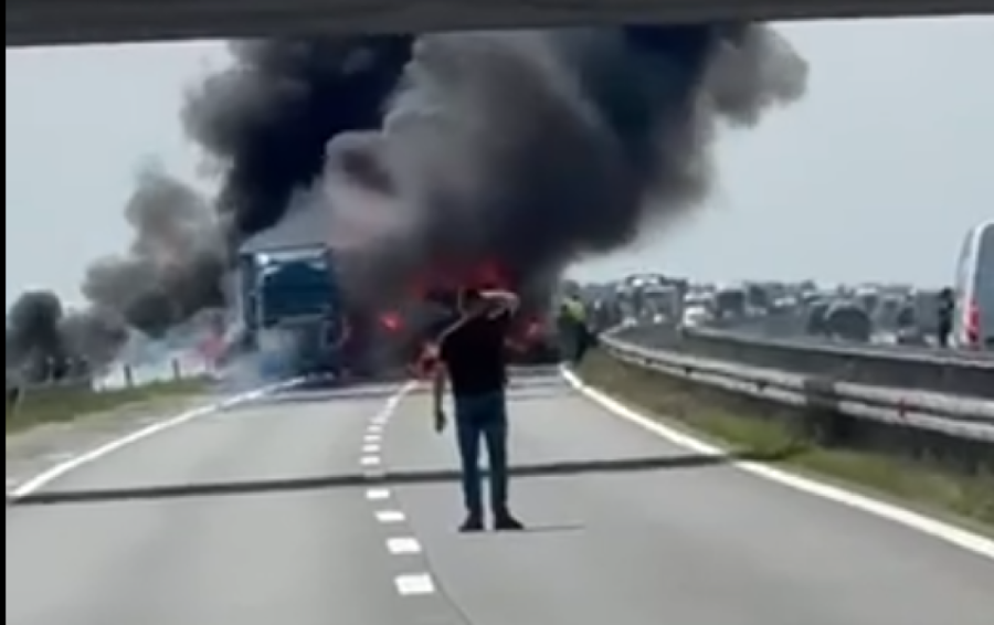 Zapalio se šleper kod Šimanovaca: Od gustog dima se ne vidi ništa, saobraćaj obustavljen! (VIDEO)