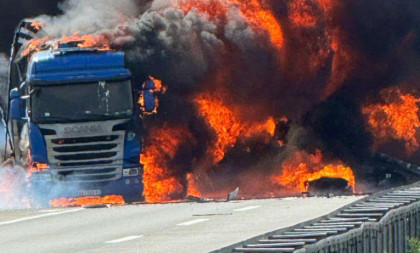 Zapalio se šleper kod Šimanovaca: Od gustog dima se ne vidi ništa, saobraćaj obustavljen! (VIDEO)