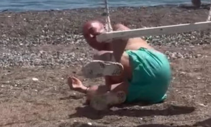 Đani se srušio nasred plaže: Pevač doživeo ozbiljan peh (FOTO)