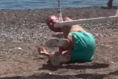 Đani se srušio nasred plaže: Pevač doživeo ozbiljan peh (FOTO)