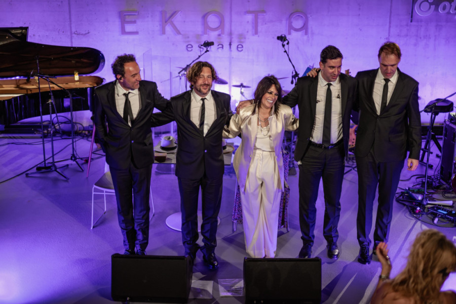 Nataša Ninković i Zoran Cvijanović celu predstavu odigrali na kiši: Uz ovacije završen prvi Ekata festival (FOTO)