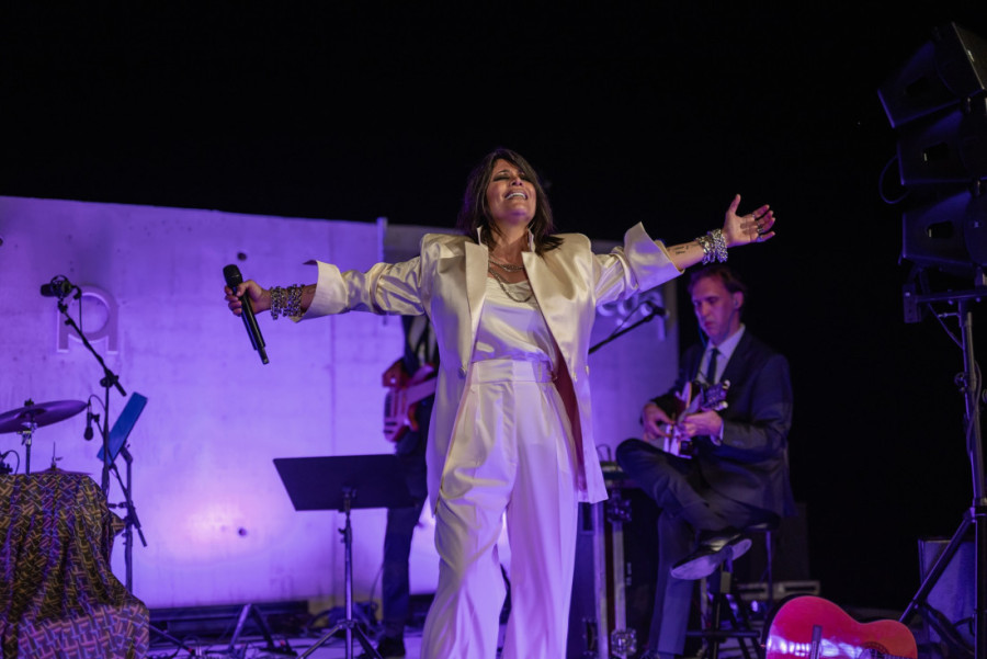 Nataša Ninković i Zoran Cvijanović celu predstavu odigrali na kiši: Uz ovacije završen prvi Ekata festival (FOTO)