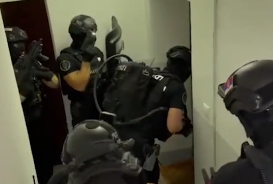 UKP opkolio vozilo! Filmska akcija hapšenja nasred auto-puta, u gepeku kilogram droge! (VIDEO)