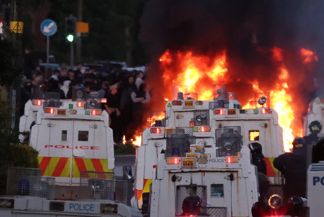 Vodenim topovima očistili proteste: Pogledajte policijsku akciju u Belfastu (FOTO/VIDEO)