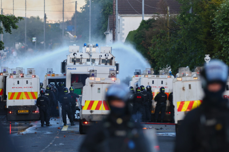 Vodenim topovima očistili proteste: Pogledajte policijsku akciju u Belfastu (FOTO/VIDEO)