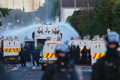 Vodenim topovima očistili proteste: Pogledajte policijsku akciju u Belfastu (FOTO/VIDEO)
