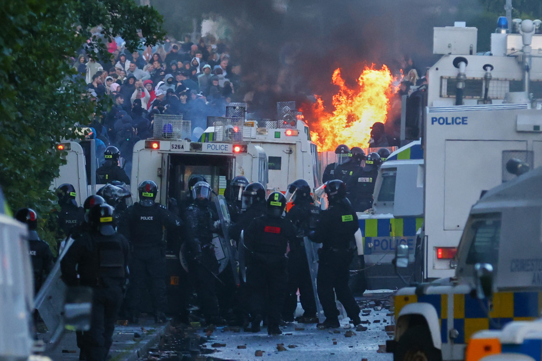 Vodenim topovima očistili proteste: Pogledajte policijsku akciju u Belfastu (FOTO/VIDEO)