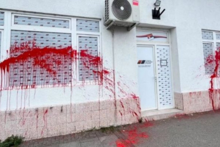 Vandalski čnapad na stranačke prostorije: Oglasio se OO SNS Surčin: Nasilje i mržnja nikad neće pobediti
