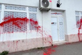 Vandalski napad na stranačke prostorije: Oglasio se OO SNS Surčin: Nasilje i mržnja nikad neće pobediti