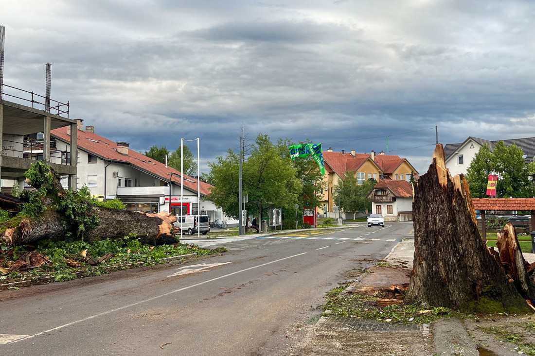 Olujno nevreme razorilo sela: Sve je ličilo na apokalipsu, sudnji dan (FOTO)