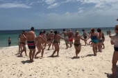 Nisu mogli da veruju kada su čuli šta odjekuje plažom: Srbi napravili spektakl u Tunisu (VIDEO)