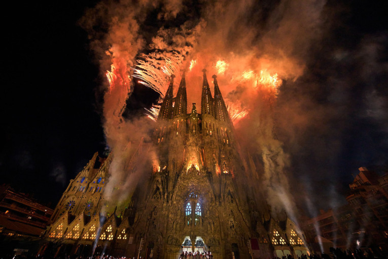 Sagrada Familija dobila najvišu kulu na svetu: Nakon sinoćnog spektakla pred 120.000 ljudi danas je otvorena i za turističke posete (FOTO)