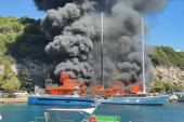 Drama na omiljenom ostrvu Srba: Vatra guta sve pred sobom, turisti beže sa katamarana (VIDEO)