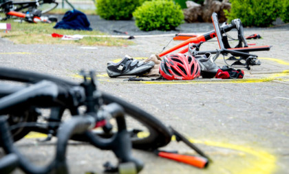 Drama kakva se ne pamti: Auto uleteo među bicikliste, deca završila na zemlji