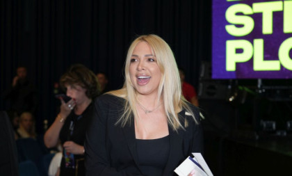 Milica Todorović pokazala zanosnu figuru samo nekoliko meseci posle porođaja! Duboki dekolte ukrao sve poglede