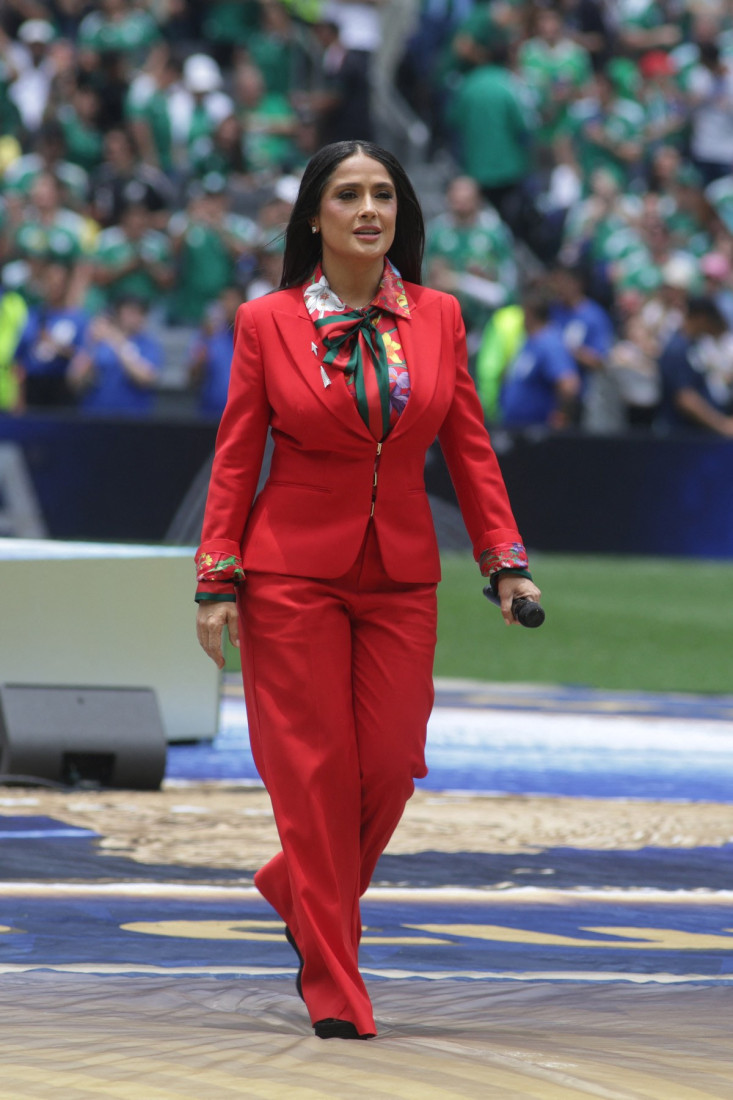Salma Hajek je prevazišla sva očekivanja: U vatreno crvenom odelu otvorila Mundijal i zasenila sve prisutne (FOTO)