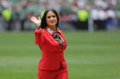 Salma Hajek je prevazišla sva očekivanja: U vatreno crvenom odelu otvorila Mundijal i zasenila sve prisutne (FOTO)