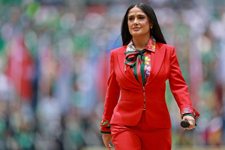 Salma Hajek je prevazišla sva očekivanja: U vatreno crvenom odelu otvorila Mundijal i zasenila sve prisutne (FOTO)