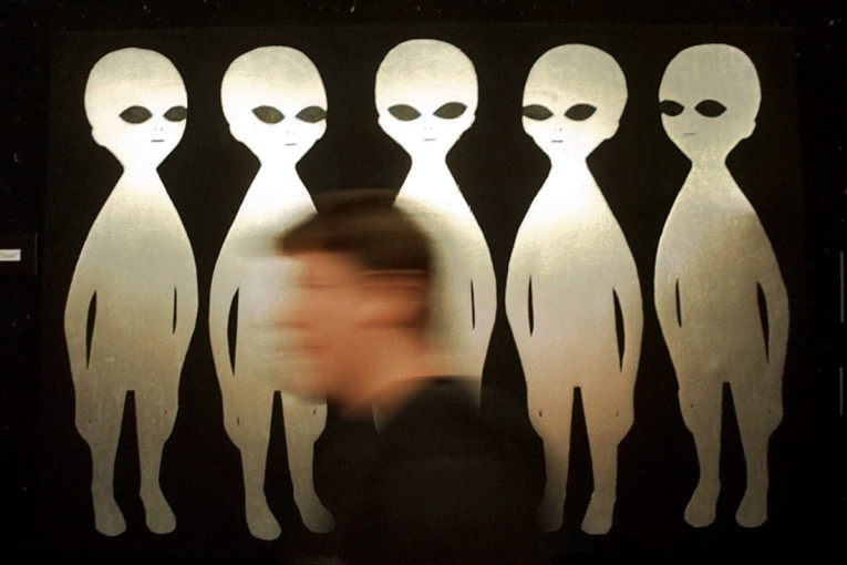 Pentagon otvorio nove NLO dosijee! Objavljeni tajni snimci misterioznih kugli na nebu(FOTO)