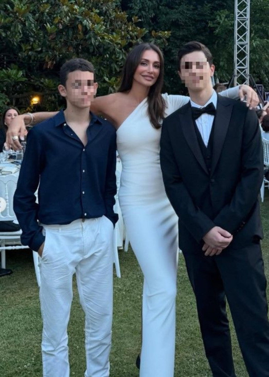 Emina Jahović i Mustafa Sandal došli na maturu i mlađeg sina: Pevačica blista u beloj pripijenoj haljini! (FOTO)