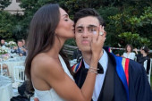 Sin Emine Jahović maturirao: Pevačica puca od ponosa, zablistala u belom (FOTO)