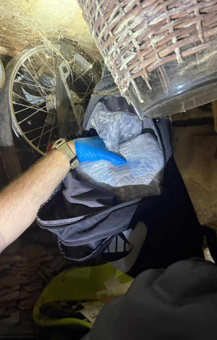 Garaža puna droge i oružja: Nišliji zaplenjena i po tri automobila i motora (FOTO)