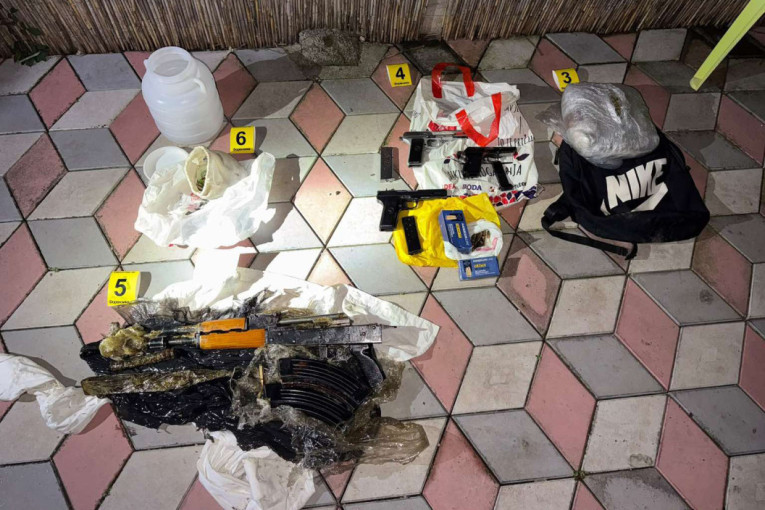 Garaža puna droge i oružja: Nišliji zaplenjena i po tri automobila i motora (FOTO)
