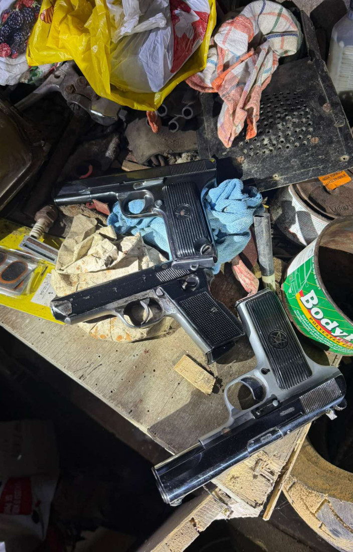 Garaža puna droge i oružja: Nišliji zaplenjena i po tri automobila i motora (FOTO)