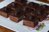 Recept dana: Čokoladne kocke sa višnjama su toliko dobre da će svi tražiti parče više