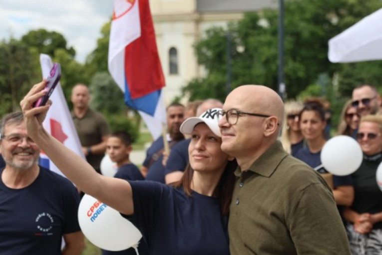 Vučević krenuo u vožnju po Vojvodini: Ovo je poruka lidera SNS-a (FOTO)