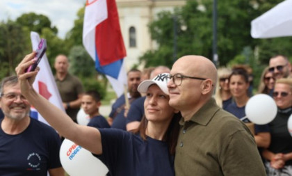 Vučević krenuo u vožnju po Vojvodini: Ovo je poruka lidera SNS-a (FOTO)