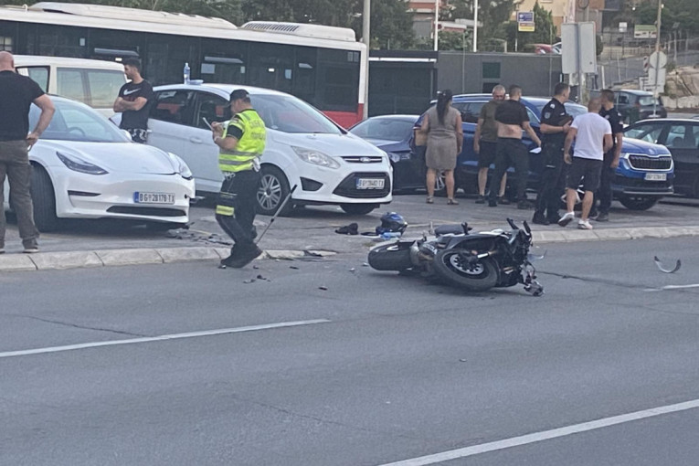 Jak prasak uznemirio kraj: Motorom se zakucao u Teslu, delovi skupocenog auta leteli na sve strane! (FOTO GALERIJA)