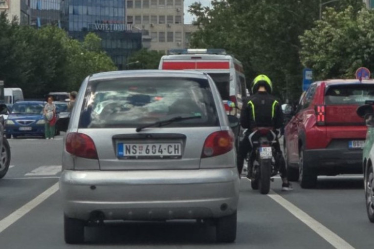 Zgubidani ponovo terorišu grad! Blokirali kola Hitne pomoći u Novom Sadu (VIDEO)