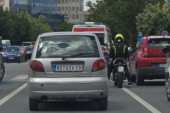 Zgubidani ponovo terorišu grad! Blokirali kola Hitne pomoći u Novom Sadu (VIDEO)
