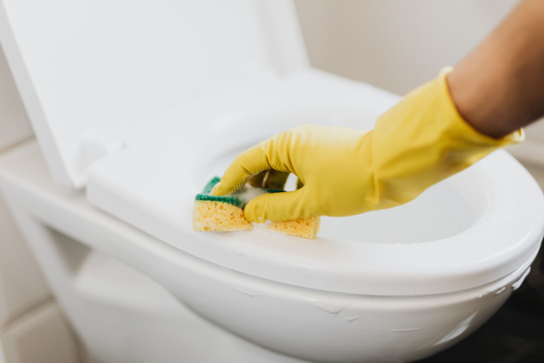 WC šolja izgleda kao nova bez skupih sredstava: Rešenje se možda već krije u vašoj kuhinji
