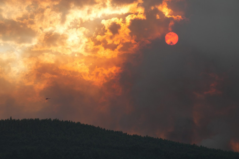 Vatrena stihija guta sve pred sobom: Evakuisana domaćinstva, požar van kontrole progutao stotine hektara!