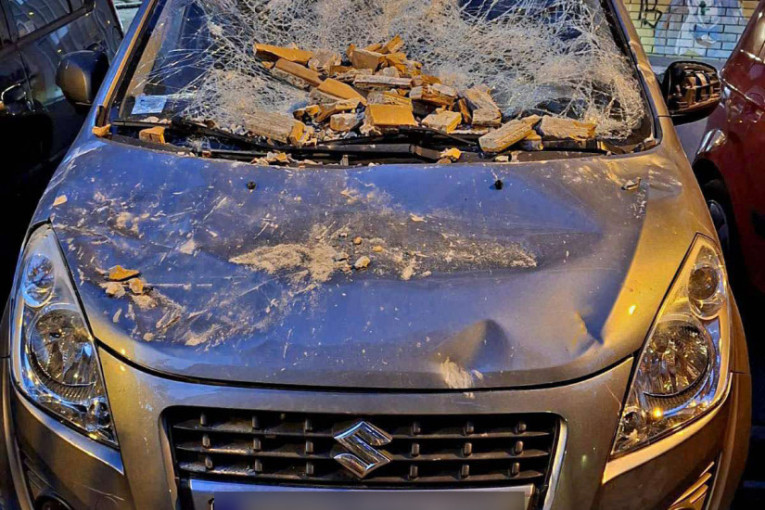 Samo je puklo! Fasada se sručila na automobile na Vračaru, scena kao iz horor filma! (FOTO GALERIJA)