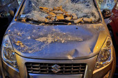 Samo je puklo! Fasada se sručila na automobile na Vračaru, scena kao iz horor filma! (FOTO GALERIJA)