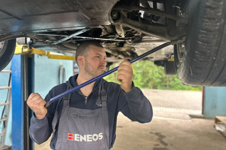 Krećete na more automobilom: Automehaničar otkrio koje delove vozila treba pregledati pre puta (FOTO)