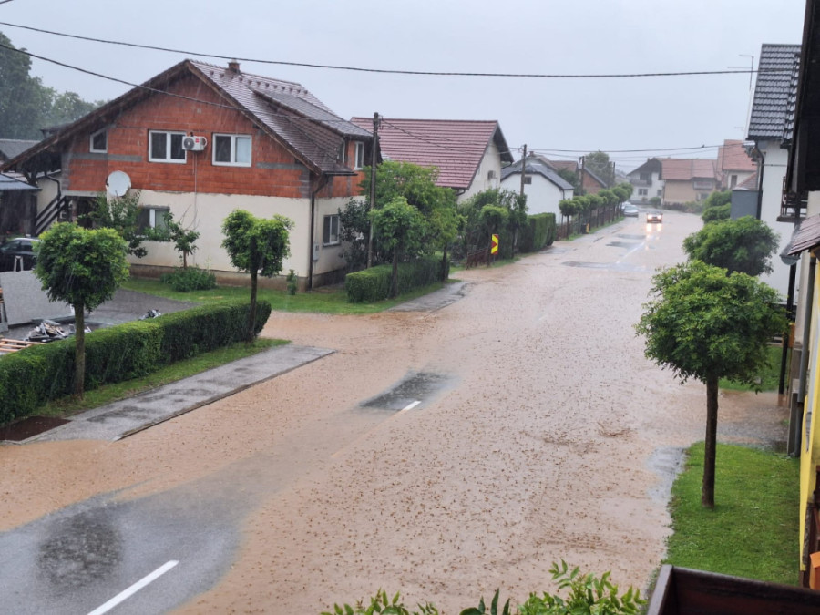 Kataklizmične scene u Podgorici! Grad u mraku, a po kućama tuče grad veličine jabuke!