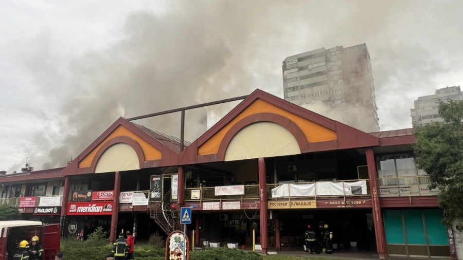 24sedam na licu mesta: Gust dim kulja iz Enjuba, građani nemo posmatraju požar (FOTO/VIDEO)
